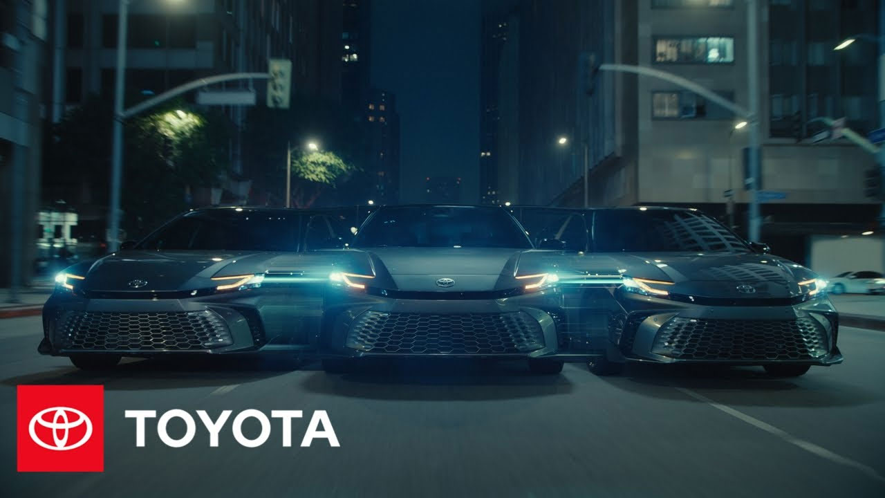 En el spot para el totalmente nuevo Camry 2025 de Toyota, “Limitless Vibes”, tres amigos discuten opciones para salir por la noche mientras su Camry se multipli