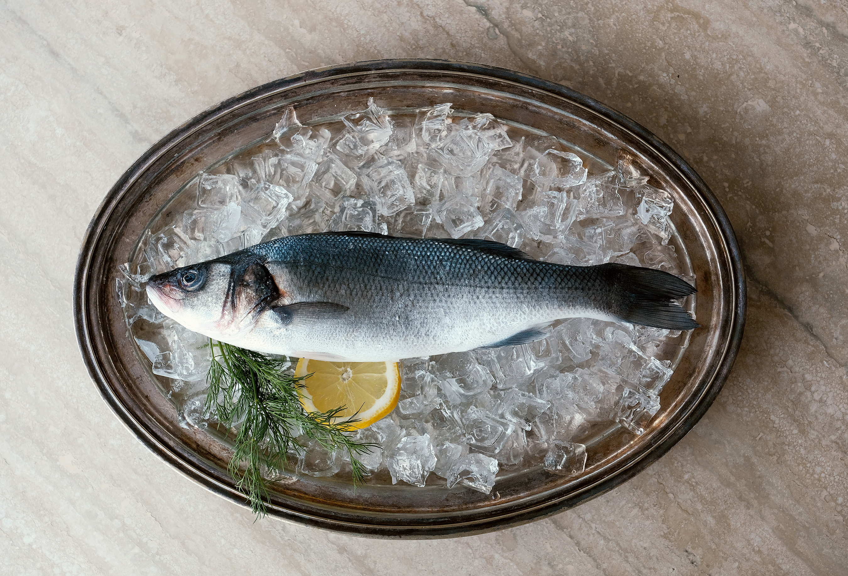 Les hôtels ont révélé les demandes les plus inhabituelles des clients, notamment de l'eau « diète », de la crème glacée fondue, du poisson globe et un voyageur qui souhaitait qu'on cuise un poisson cru qu'il avait pêché.