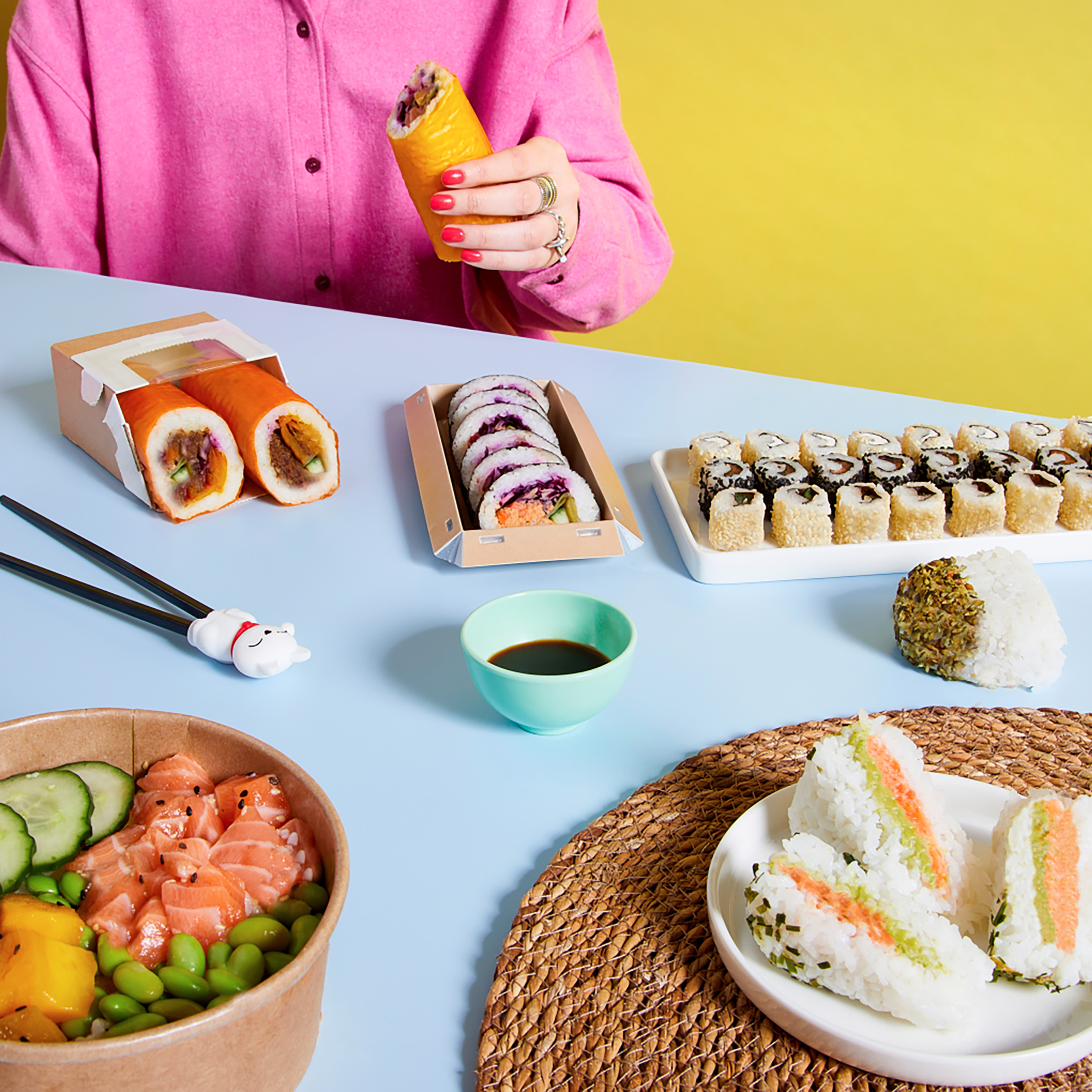 de gauche à droite : Poké Bowl saumon cru, Duo Rolls bœuf au combava, Duo Rolls thon cuit – curry rouge, Kimbap thon, Box Mini California à partager, Onigiri saumon guacamole, Onigiri bœuf au combava »